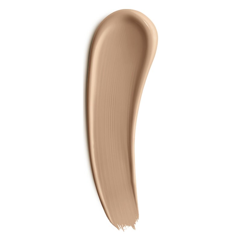 Eine cremige Makeup-Textur in einem warmen, hellen Beigeton, die sanft auf einer weißen Oberfläche verteilt ist.